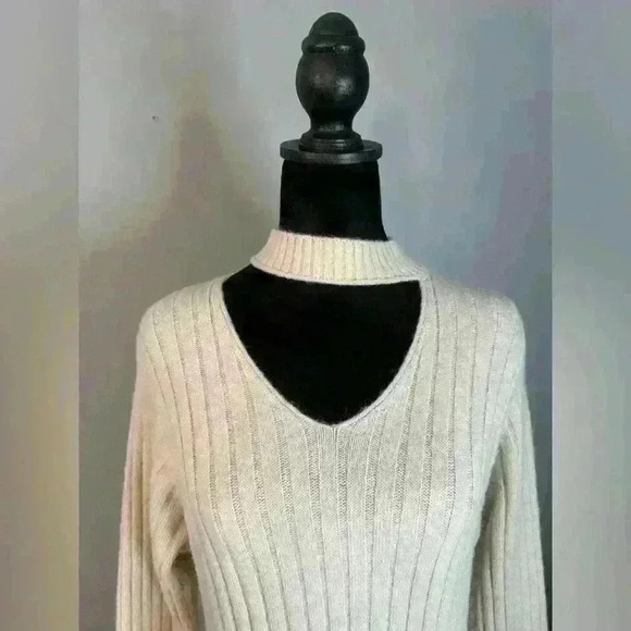 Unknown Designer Abstract Collar Cream Sweater dress - size small? - Picture 2 of 3